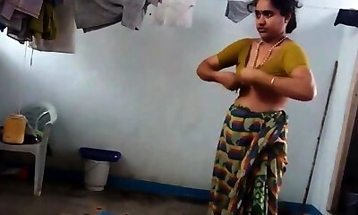 desi with hairy armpit wears saree after tub
