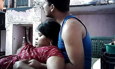 индийская домашняя жена целует губами попку