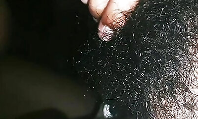 tamilisches mädchen spricht schmutzig mit papa, der seinen schwanz lutscht