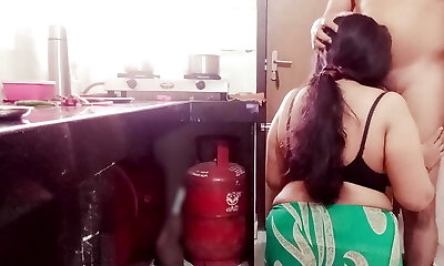 дези индийская мачеха с большими сиськами арья трахается с пасынком на кухне во время приготовления пищи