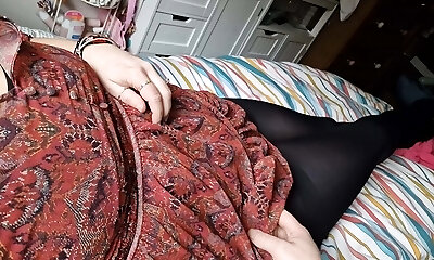 maman milf robe sexy au lit déshabillée et baisée avec une culotte toujours allumée
