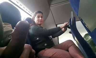 voyeur séduit milf pour sucer et branler sa bite dans le bus