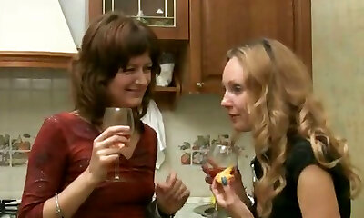 maturo russo ladies in il cucina andare oltre un partito