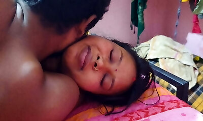 Indian mami left bohat raat ko chod bohat maza aaya Indian mami left bohat raat ko chod bohat maza aaya