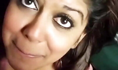 Desi Indian gives a red-hot blowjob