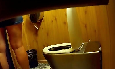 скрытая камера auf oeffentlicher toilette!