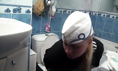 une russe qui fait caca sur les toilettes