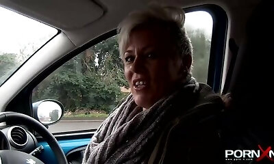 sporca mamma pissing in pubblico sporca mamma pissing in pubblico