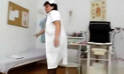 infirmière en chef praticienne avide jouant avec elle-même dans son uniforme