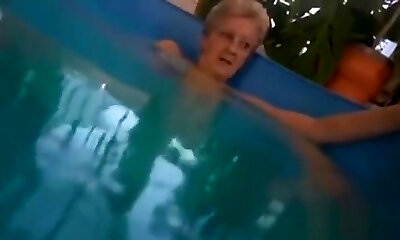 dildo के inflatable साथ पूल में दादी