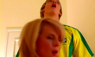 Sexy cougar fucks with a junior