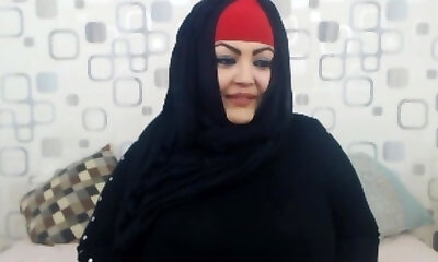Muslim babe demonstrating off the goods