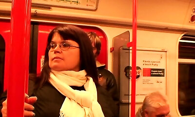 молодой парень крючки вверх большой сиськи мама в metro