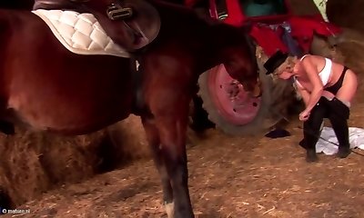 Kinky nonna pissing e lotta con cazzo enorme Kinky nonna pissing e lotta con cazzo enorme