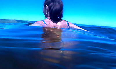 pod wodą (bikini)
