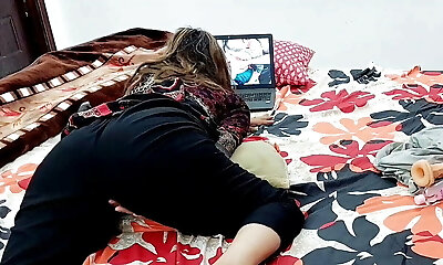une étudiante indienne a un orgasme en regardant son propre film porno desi sur un ordinateur portable