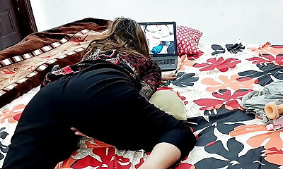 印度女大学生在笔记本电脑上看自己的德西色情电影时有高潮