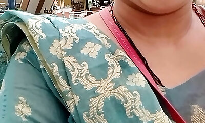 sangeeta geht zu einer unisex-toilette in einem einkaufszentrum und wird beim pissen und furzen geil (telugu audio)
