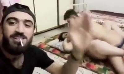 горячая иракская жена трахается с молодым парнем, пока ее муж смотрит