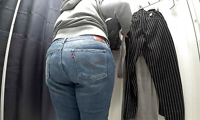 dans une cabine d'essayage d'un magasin public, la caméra a filmé une milf potelée au cul magnifique en culotte transparente. pawg