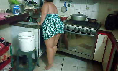 胖乎乎的继母在厨房准备一顿美味的晚餐
