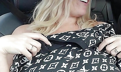 Stripping in the car in wide daylight 