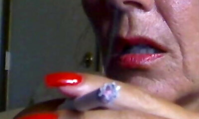 piękny seksowny palenie z super sexy czerwone paznokcie paznokcie