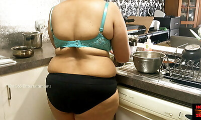 bhabhi aux gros seins dans la cuisine portant une culotte et un soutien-gorge