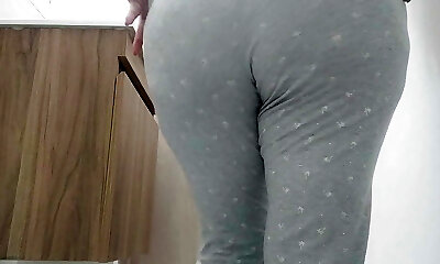 Recording my stepsister's big ass in the bathroom