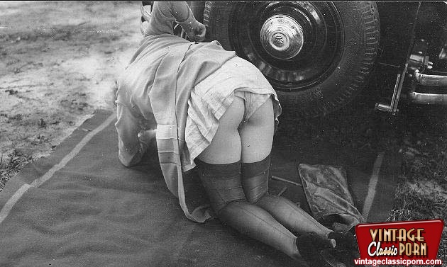 Vintage car lovers go nude