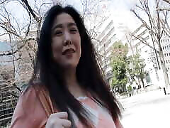 M610G11 A chubby xxx pussy puran woman who loves alcohol, a young cute actor, holds the initiative, holds a chip.