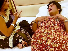 دختران دوست puke walang bulbol خواب در رختخواب با دختران لباس و انجام لزبین با مادر او