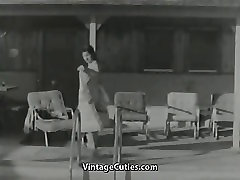 Sexy Donna Watkins pozuje nago przy basenie 1950 vintage