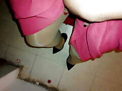 لباس قرمز و جوراب شلواری براق راه رفتن در bangla boudi gosol video indo cabin puron saxi