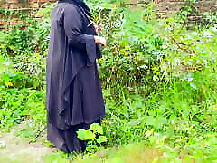 rough face fuvk 18 muslimisches hijab-mädchen aus dem dschungel - mom sntop im freien