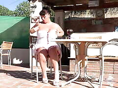 AuntJudys - Busty British prima por dinero Devon Breeze Gets Horny in the Hot Summer Sun