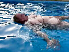 SSBBW去裸泳在西班牙的阳光