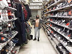 femme seins nus essayant des vêtements dans le magasin!