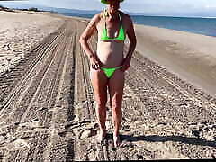 неверная жена унижает своего мужа на пляже