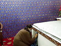 une femme de ménage musulmane au gros cul baise de façon surprenante de la part de son patron