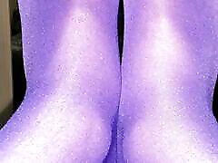 фиолетовые колготки 40v и синие ногти на ногах