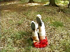 nena alemana delgada digitación su coño húmedo en el bosque