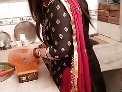 madrastra punjabi follando en la fisi blog cuando prepara la cena para su hijastro