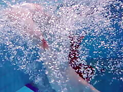 bonita adolescente polaca alice nadando sin ropa puesta