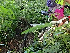 fitte teenie-radfahrerin in schrittlosen shorts schüttelt ihren gestopften arsch und zeigt ihre haarige pinkelnde muschi