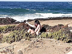 mamadas nudistas en la playa: le muestro mi polla dura a una perra que me pide una mamada y se corre en su boca