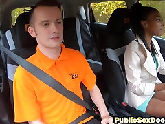 estudiante de conducción de ébano follada al aire libre en el coche por su tutor