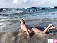 गर्म शौकिया पत्नी समुद्र तट असली वीडियो में नग्न घूम