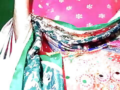 indischer schwuler crossdresser gaurisissy xxx sex in rosa lehanga drückt seine großen brüste