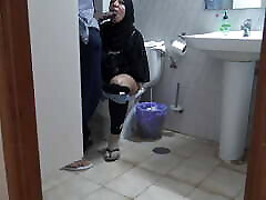 жена араба-мусульманина позволяет африканскому иммигранту кончить себе в spy toilet university